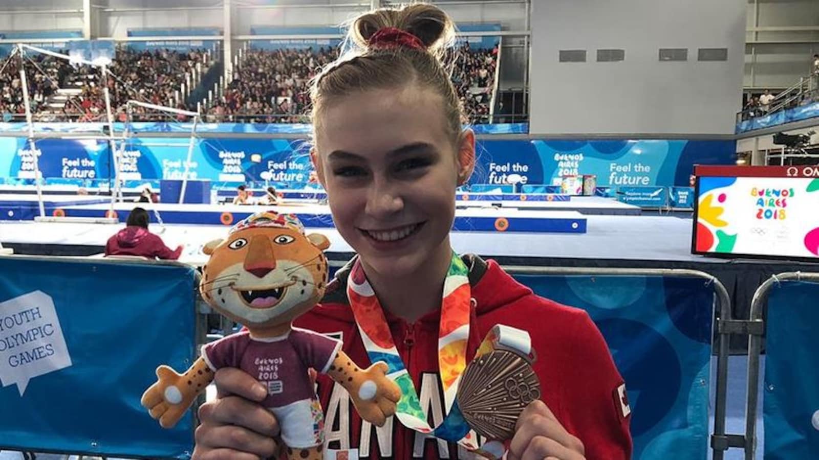Emma Spence pose fièrement avec sa médaille de bronze récoltée le week-end dernier au cheval sautoir