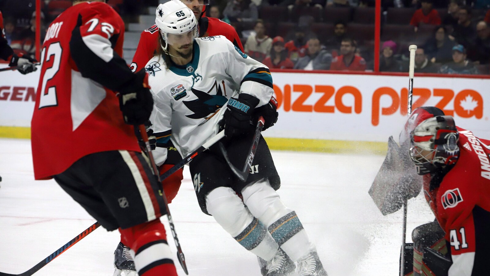 Erik Karlsson s'arrête devant son ancien gardien Craig Anderson.