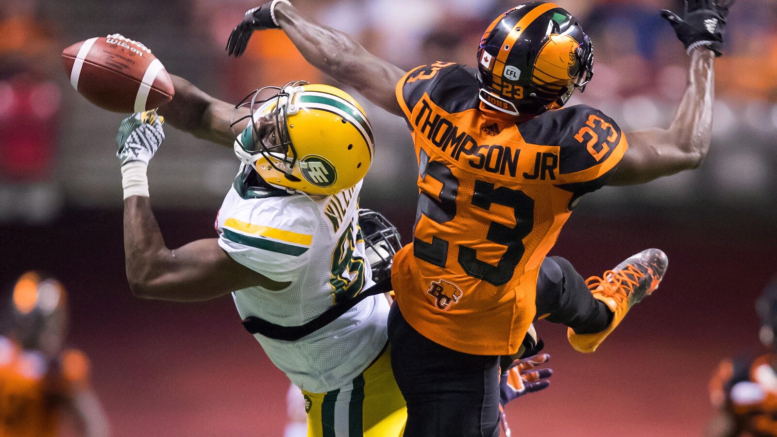 D'haquille Williams,des Eskimos tente de capter une passe, surveillé par Anthony Thompson des Lions.