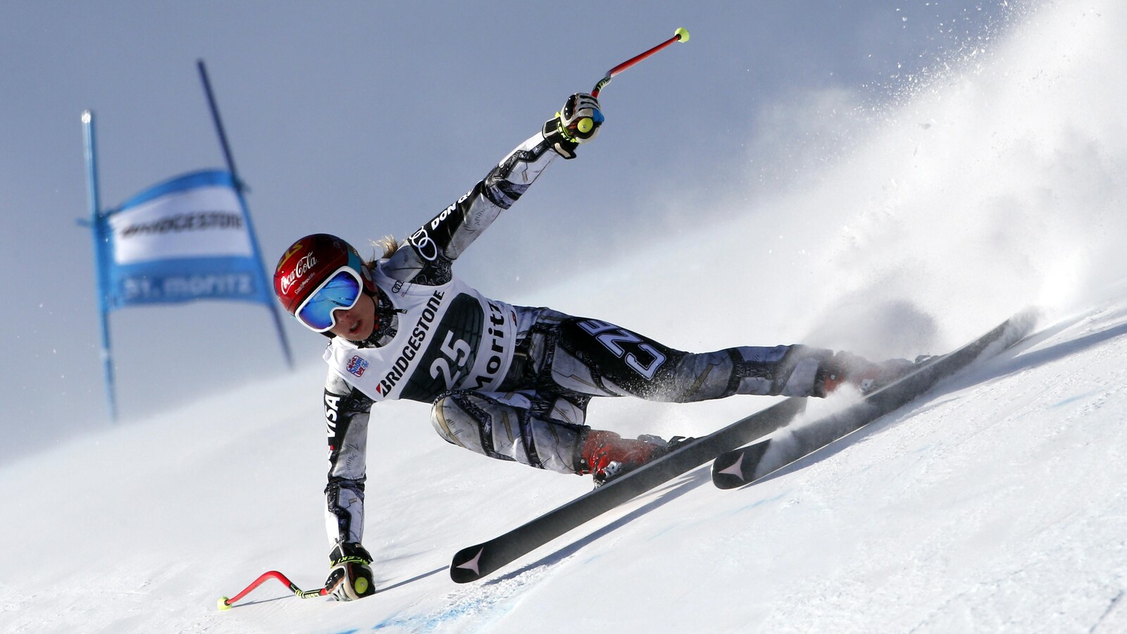 Ester Ledecka attaque la piste de super-G de Saint-Moritz, en Suisse.