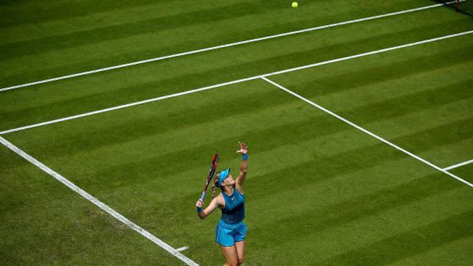 Eugenie Bouchard au service lors de son match de troisième tour des qualifications à Birmingham