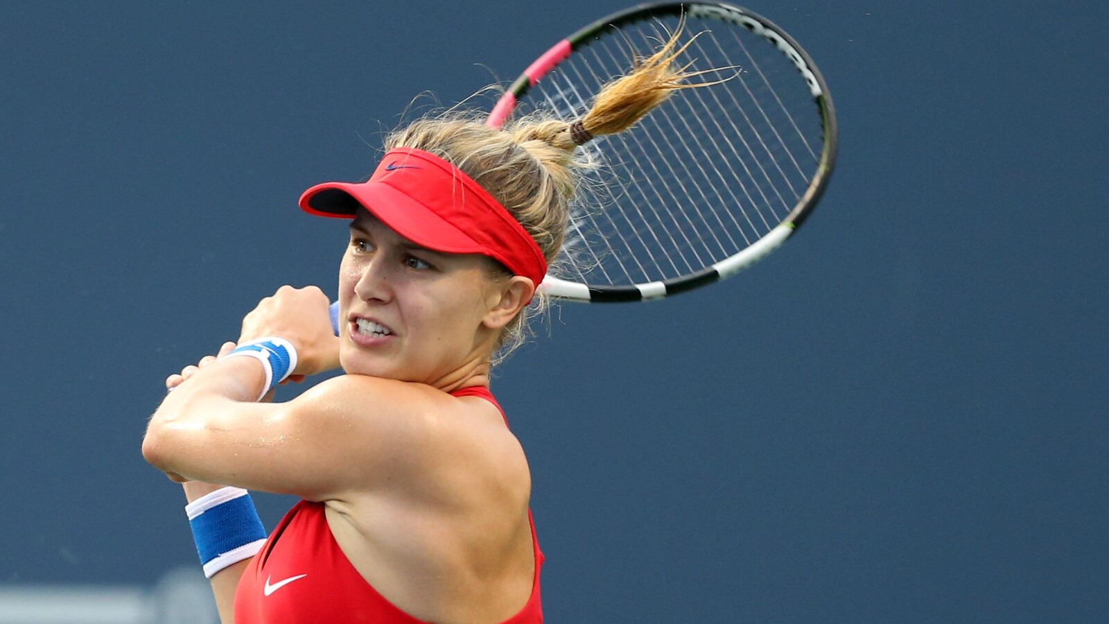 Eugenie Bouchard regarde la balle qu'elle vient de frapper.