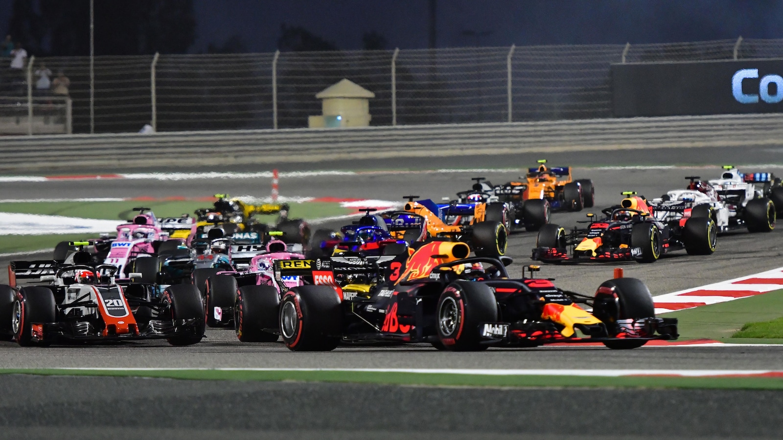 Les voitures en piste lors du premier tour, après le départ du Grand Prix de Bahreïn.