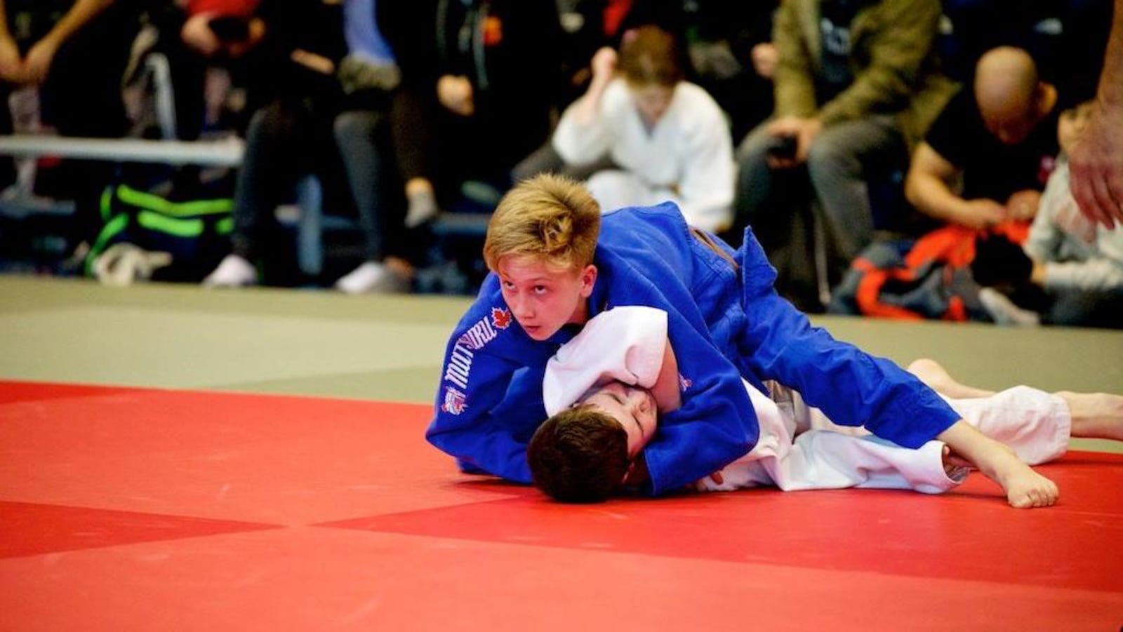 Félix-Olivier Bertrand est par dessus son adversaire lors d'un combat de judo