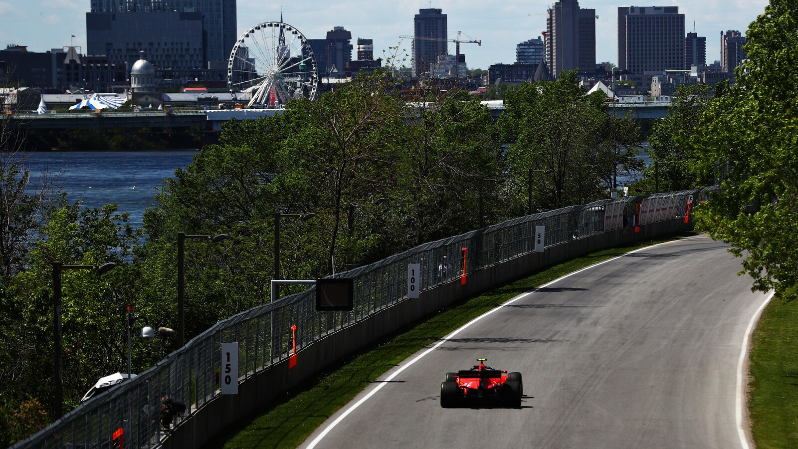 La Ferrari de Charles Leclerc a dominé la deuxième séance d'essais de vendredi après-midi.