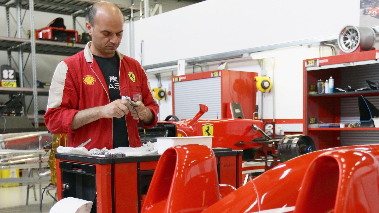 Un travailleur à l'usine de la marque Ferrari à Maranello en Italie