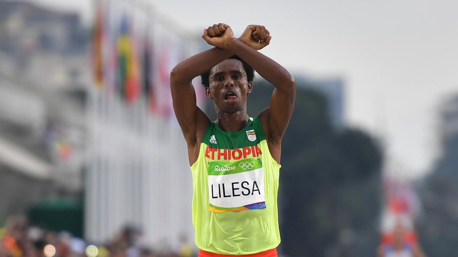 Il croise les bras au fil d'arrivée du marathon des Jeux de Rio.