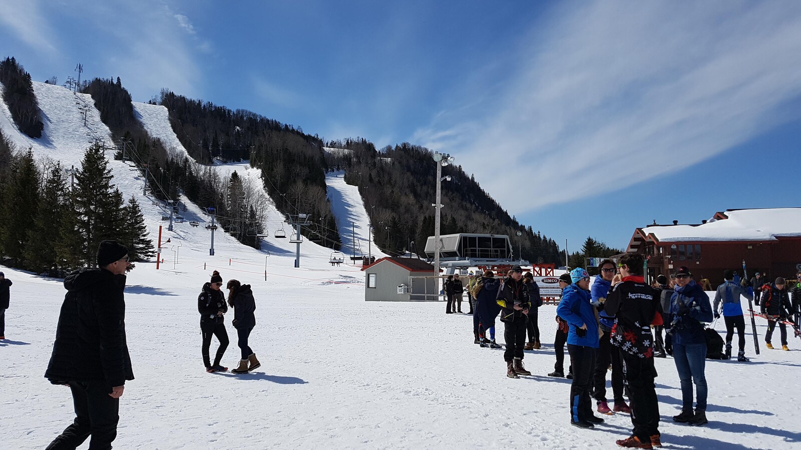 Pistes, chalet et remonte pente de la station de ski Val-Neigette