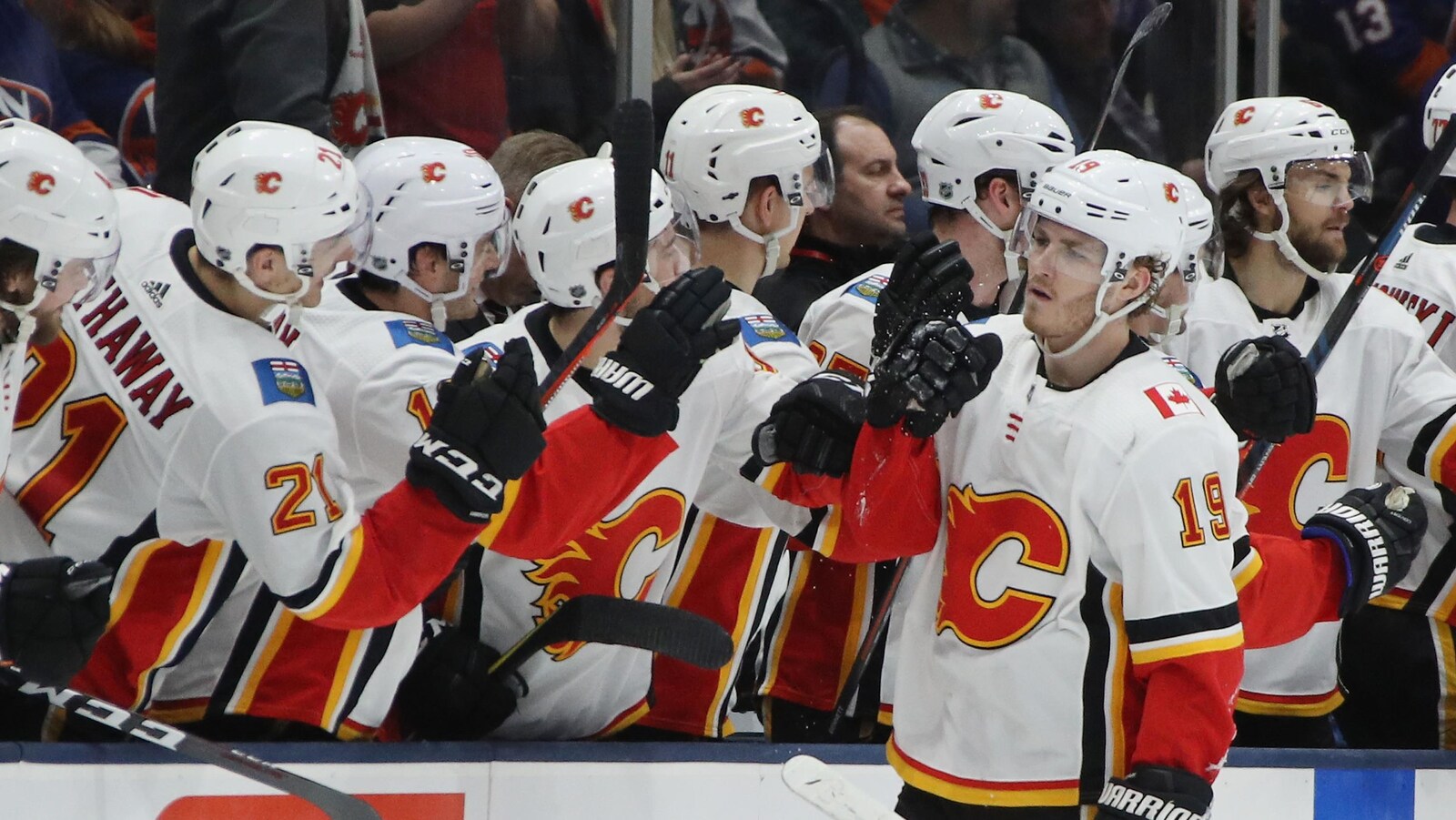 Matthew Tkachuk reçoit les félicitations de ses coéquipiers sur le banc, après avoir inscrit un but.