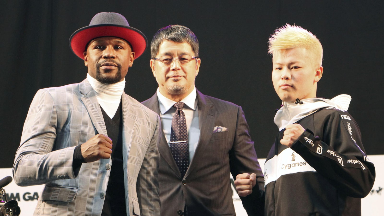 Floyd Mayweather (à gauche) et Tenshin Nasukawa
