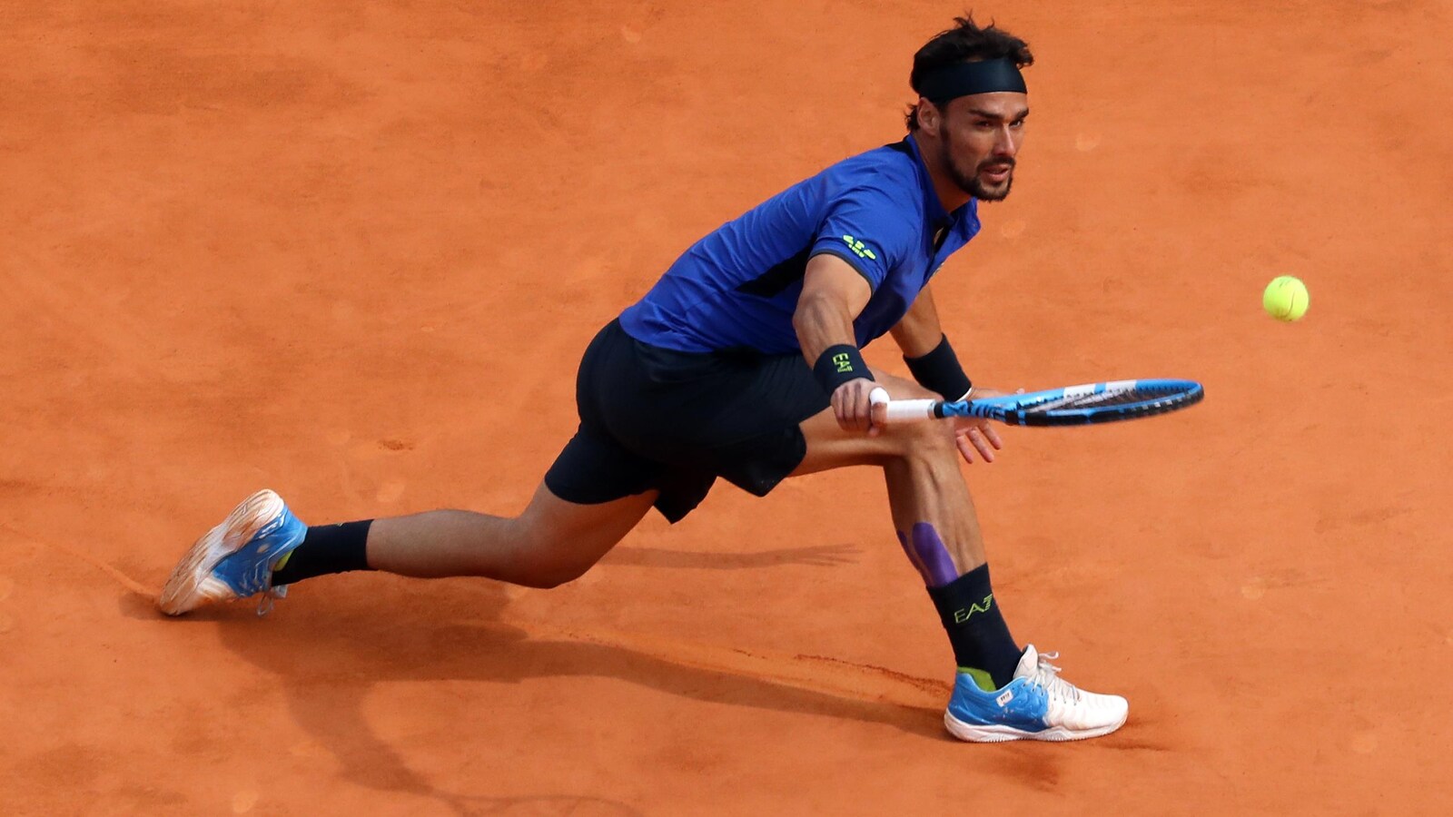 Fabio Fognini renvoie la balle à Rafael Nadal, en demi-finale du Masters de Monte-Carlo.