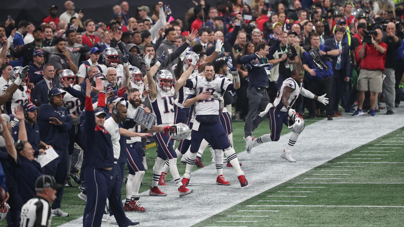 Les Patriots de la Nouvelle-Angleterre célèbrent leur victoire au 53e Super Bowl contre les Rams de Los Angeles.