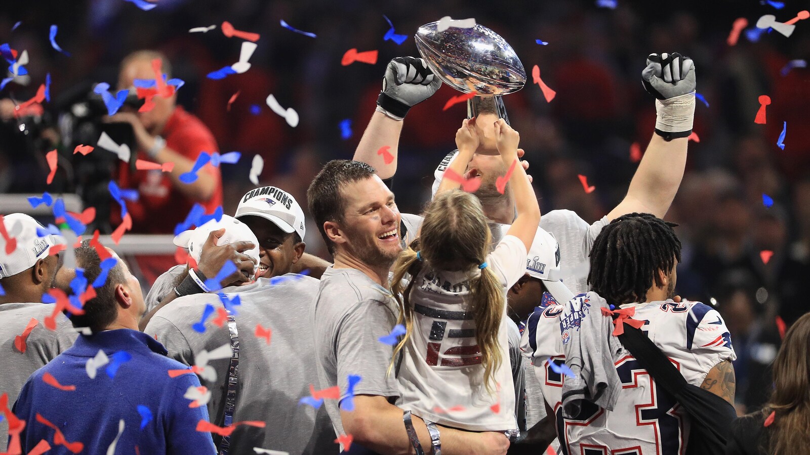 Tom Brady, des Patriots de la Nouvelle-Angleterre, célèbre la victoire de son équipe au 53e Super Bowl, sa fille dans les bras.