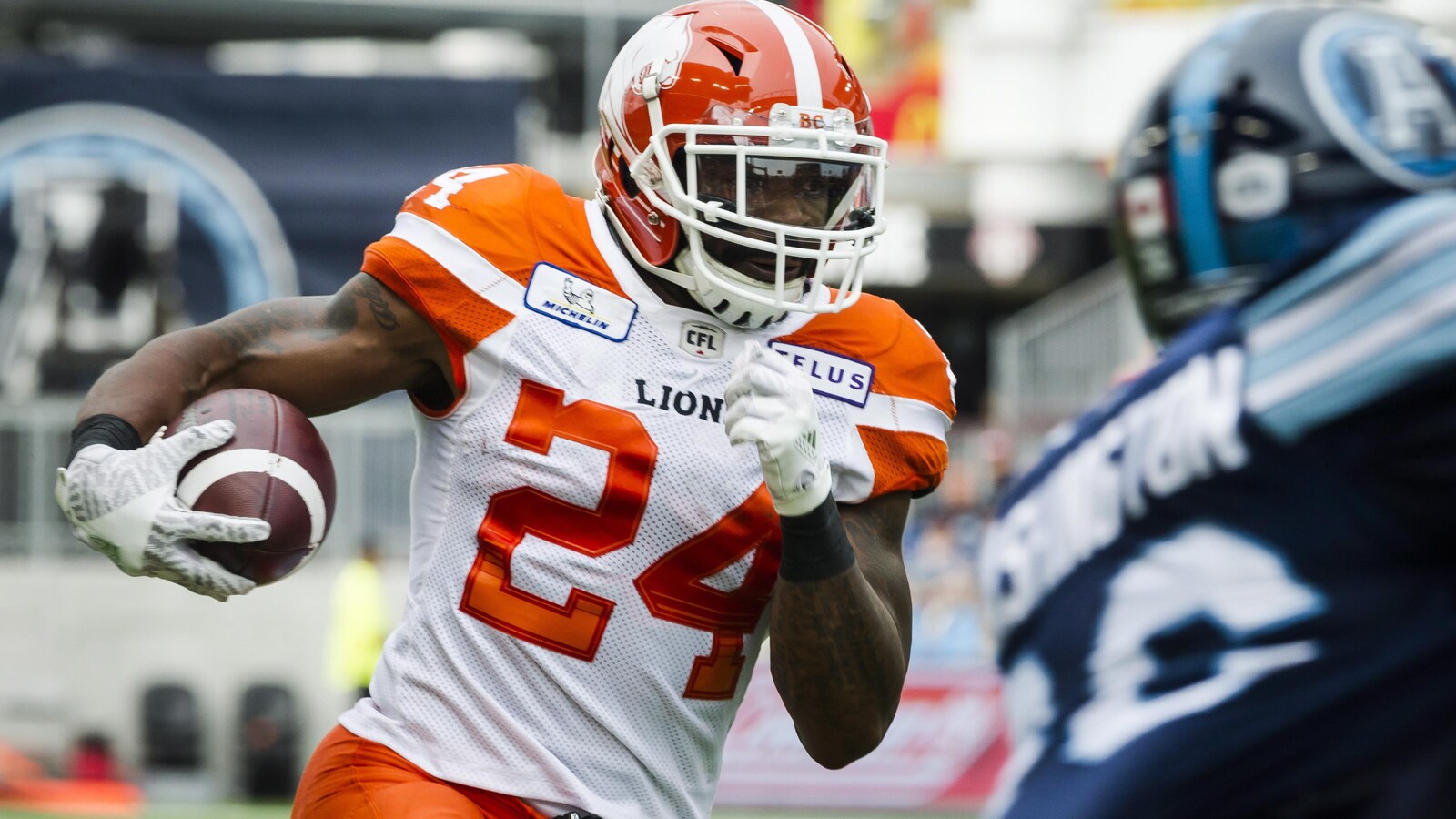 Jeremiah Johnson, des Lions de la Colombie-Britannique, porte le ballon lors d'un match contre les Argonauts de Toronto en août 2018.