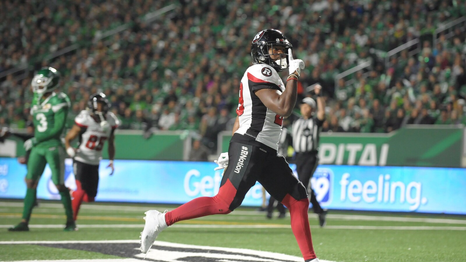 William Powell célèbre un touché pour le Rouge et Noir d'Ottawa contre les Roughriders de la Saskatchewan.