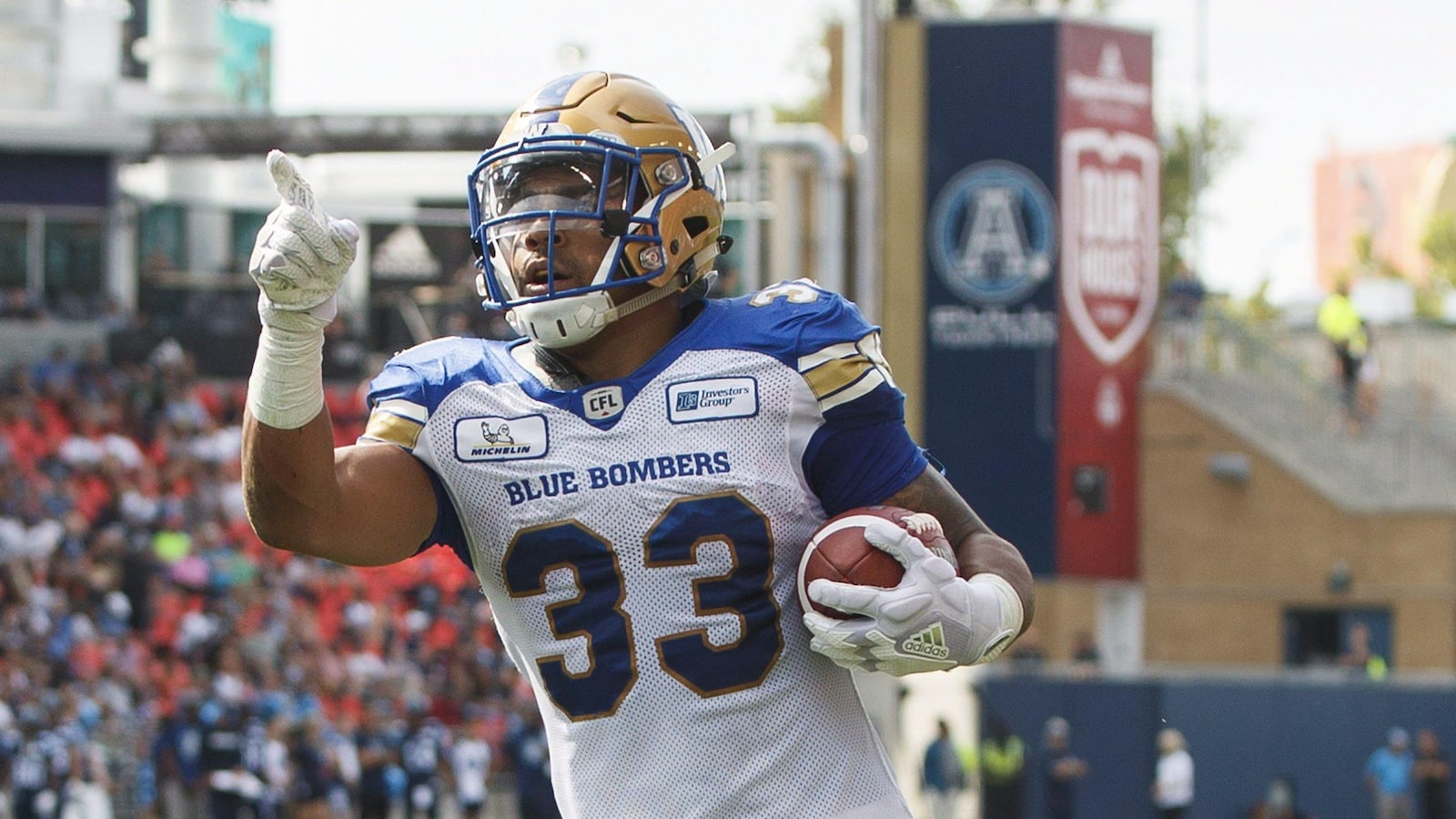 Andrew Harris célèbre un touché pour les Blue Bombers de Winnipeg contre les Argonauts de Toronto.