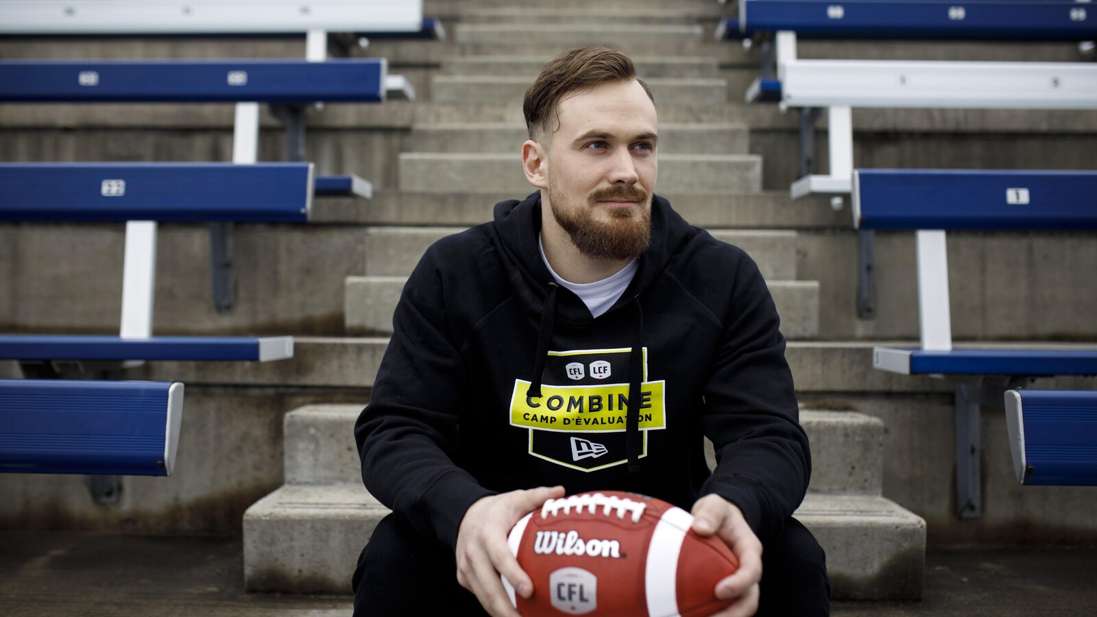 Frederik Myrup Nielsen pavec un ballon dans ses mains