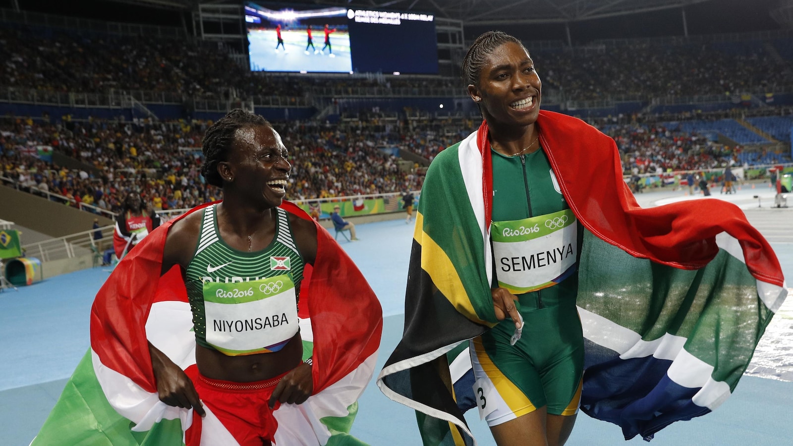 Caster Semenya (à droite) et Francine Niyonsaba à la fin du 800 m des Jeux olympiques de 2016 à Rio