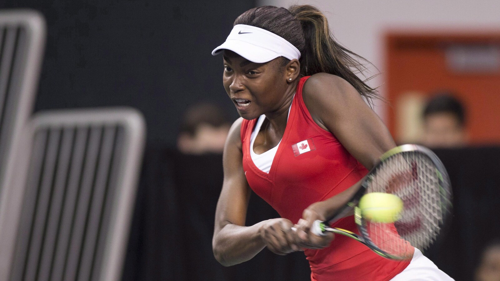 Françoise Abanda frappe une balle.