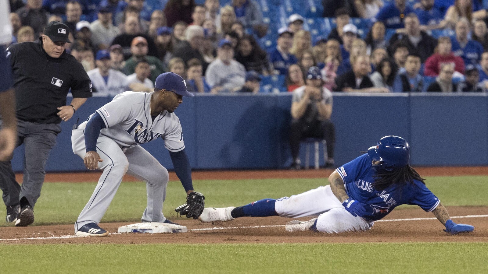 Freddy Galvis (à droite) est retiré au troisième but face aux Rays.