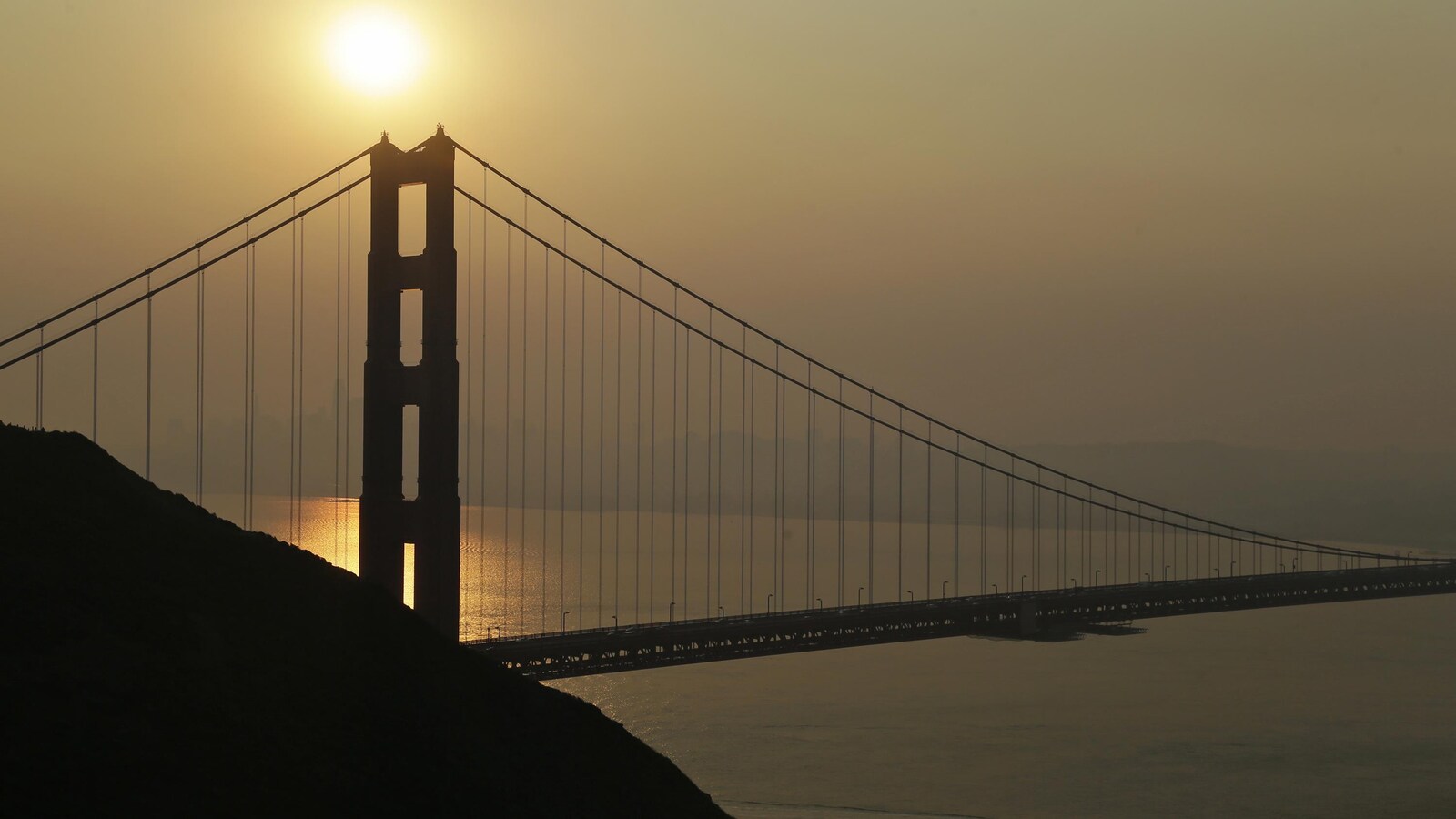 La fumée provenant des incendies de forêt dans le nord de la Californie assombrit le ciel à San Francisco