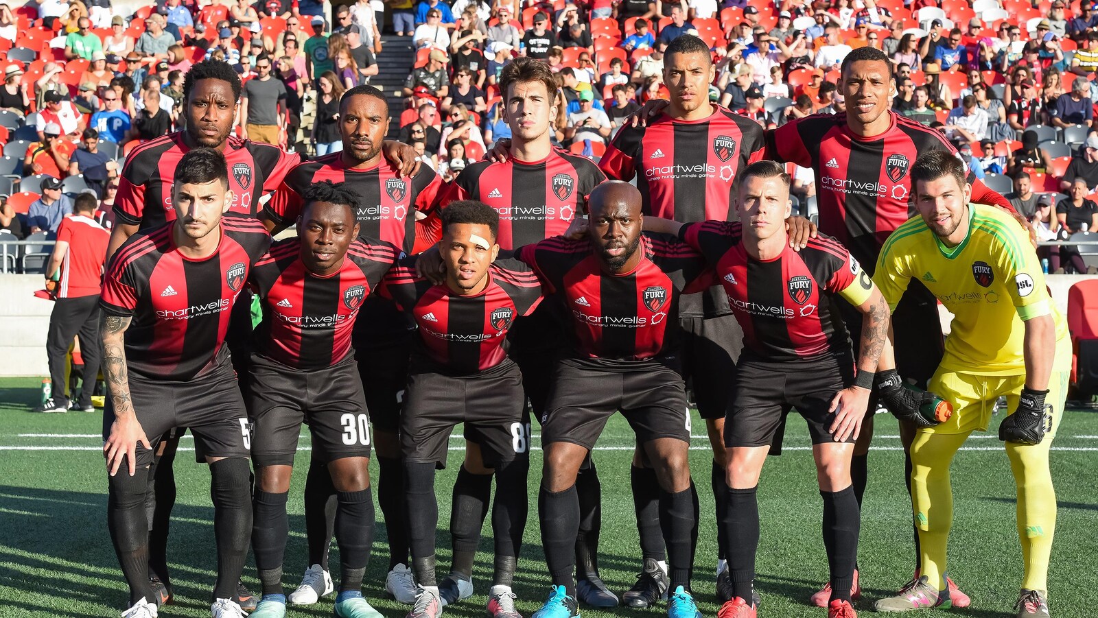 Les joueurs du Fury FC d'Ottawa posent pour un photographe avant une rencontre à la Place TD