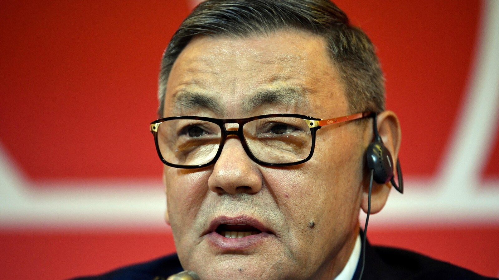 Plan rapproché de Gafur Rakhimov en conférence de presse