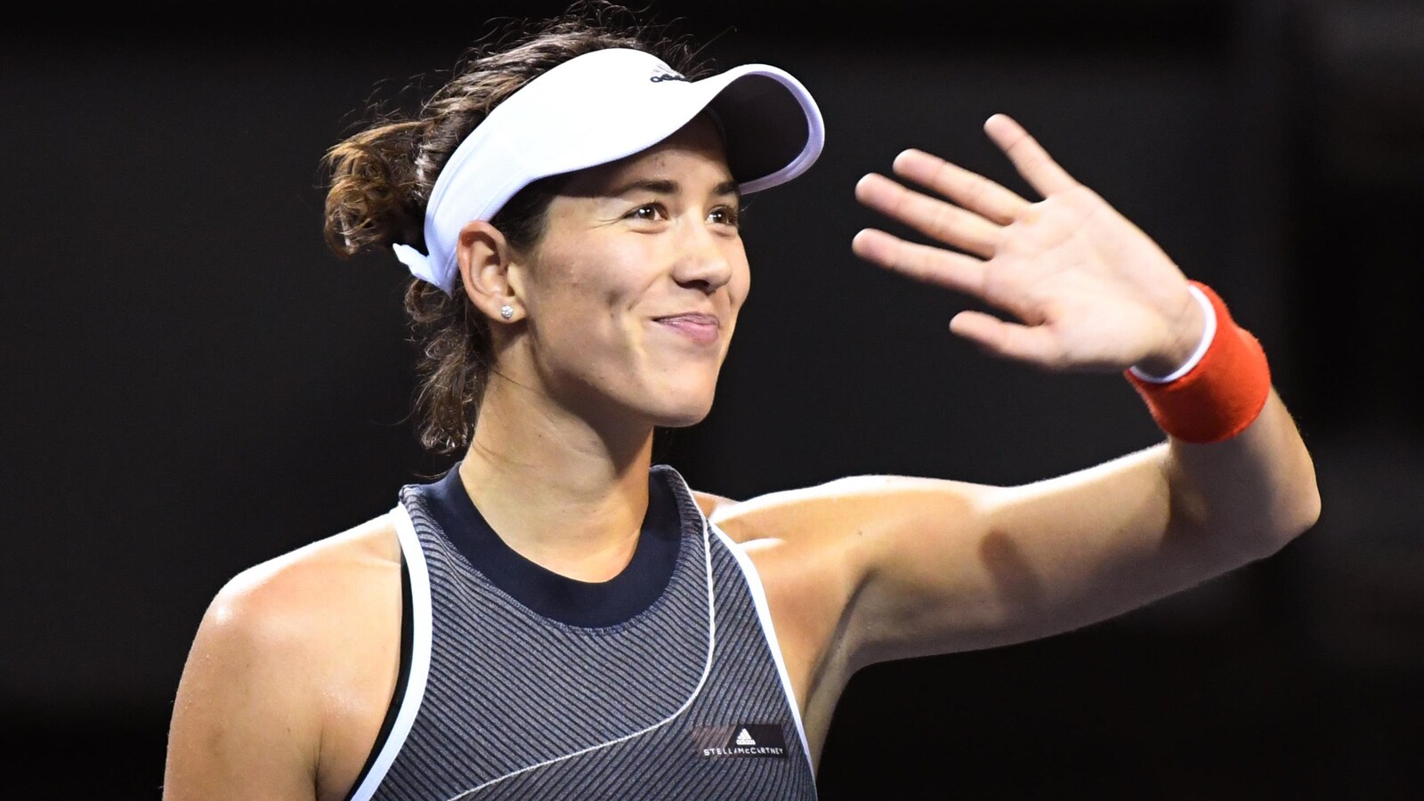 Garbine Muguruza salue la foule.