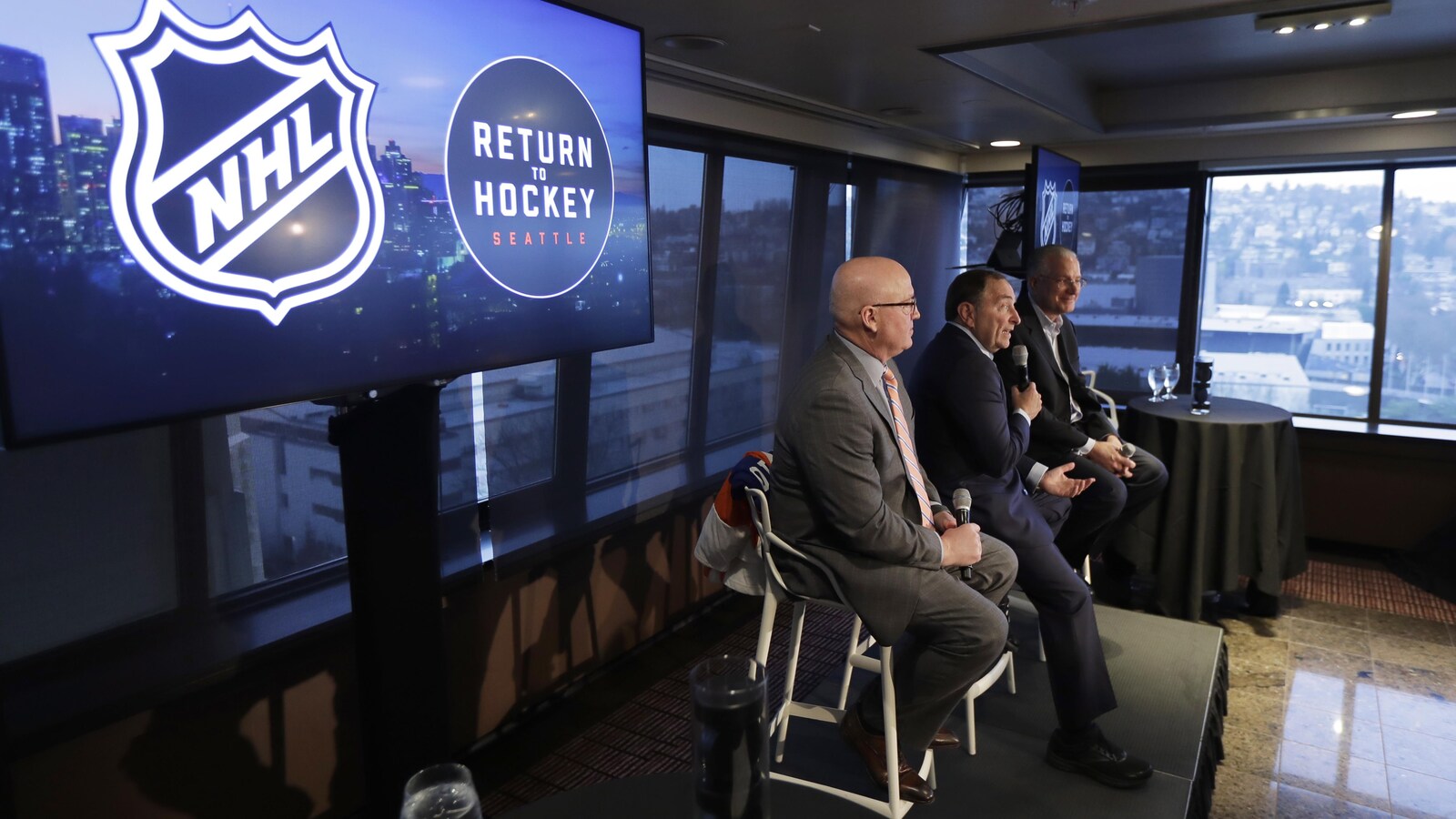 Bill Daly, commissaire adjoint de la LNH, Gary Bettman, commissaire de la LNH, et Tod Leiweke, président de Seattle Hockey Partners group
