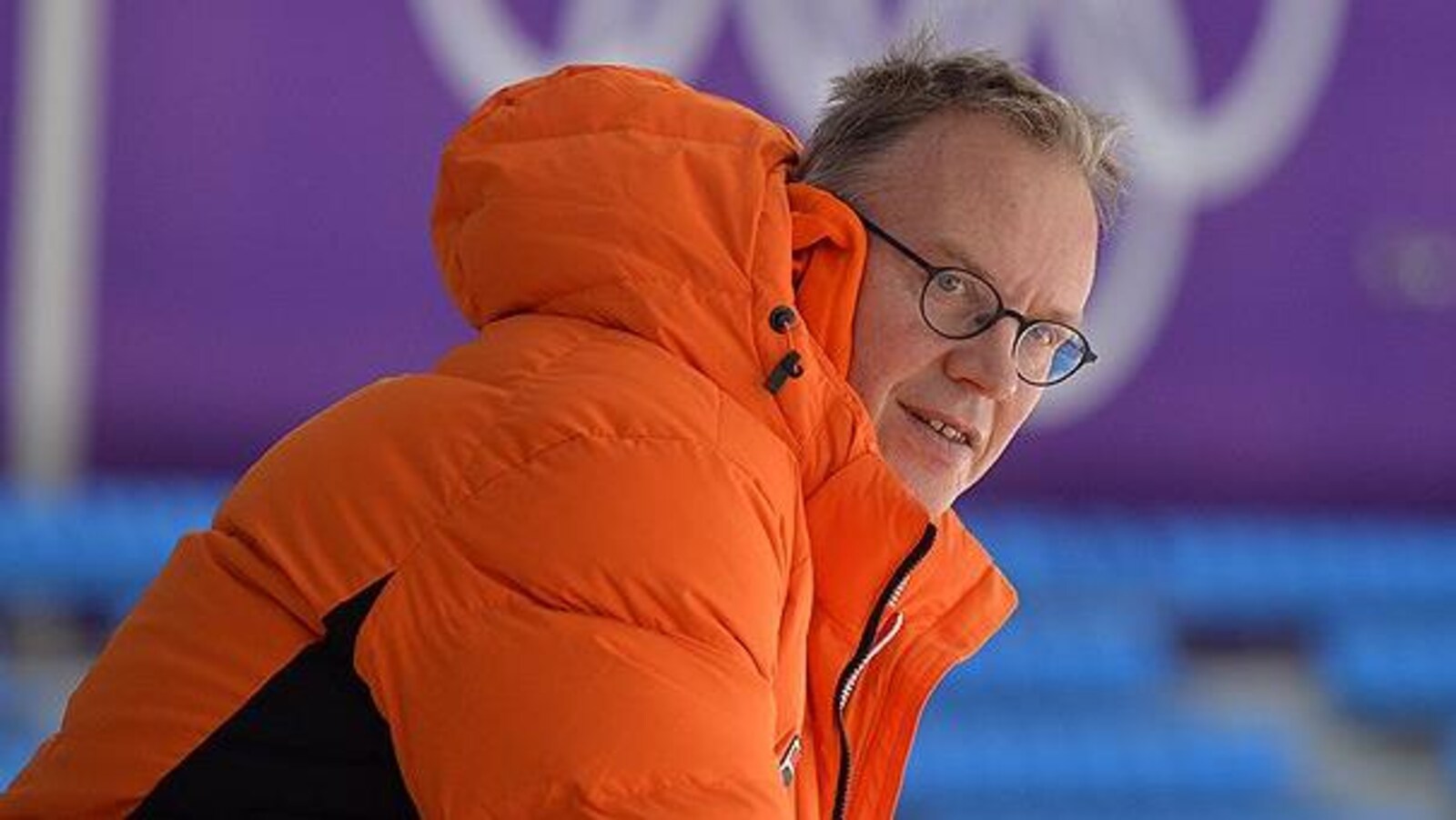 Gros plan de Geert Kuiper, avec son manteau orange des Pays-Bas