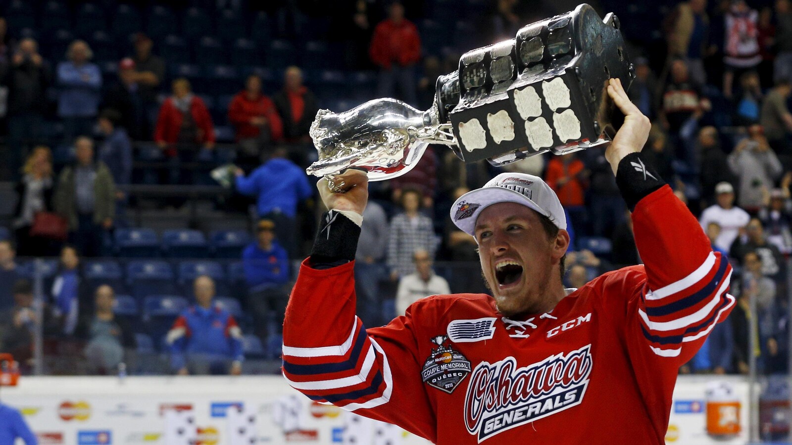 Michael McCarron soulève la coupe Memorial en 2015, alors qu'il était avec les Generals d'Oshawa.