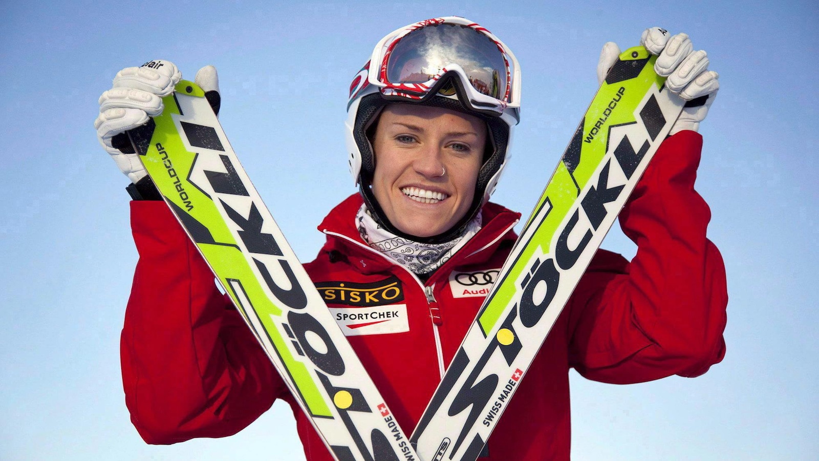 Georgia Simmerling sourit à la caméra avec ses skis. Elle a laissé les pentes pour l'ovale du cyclisme sur piste, après un terrible accident en ski-cross.