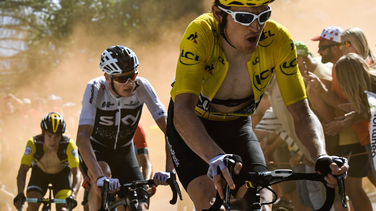 Geraint Thomas en jaune et Chris Froome dans le nuage des fumigènes lors de la montée de l'Alpe d'Huez en 2018