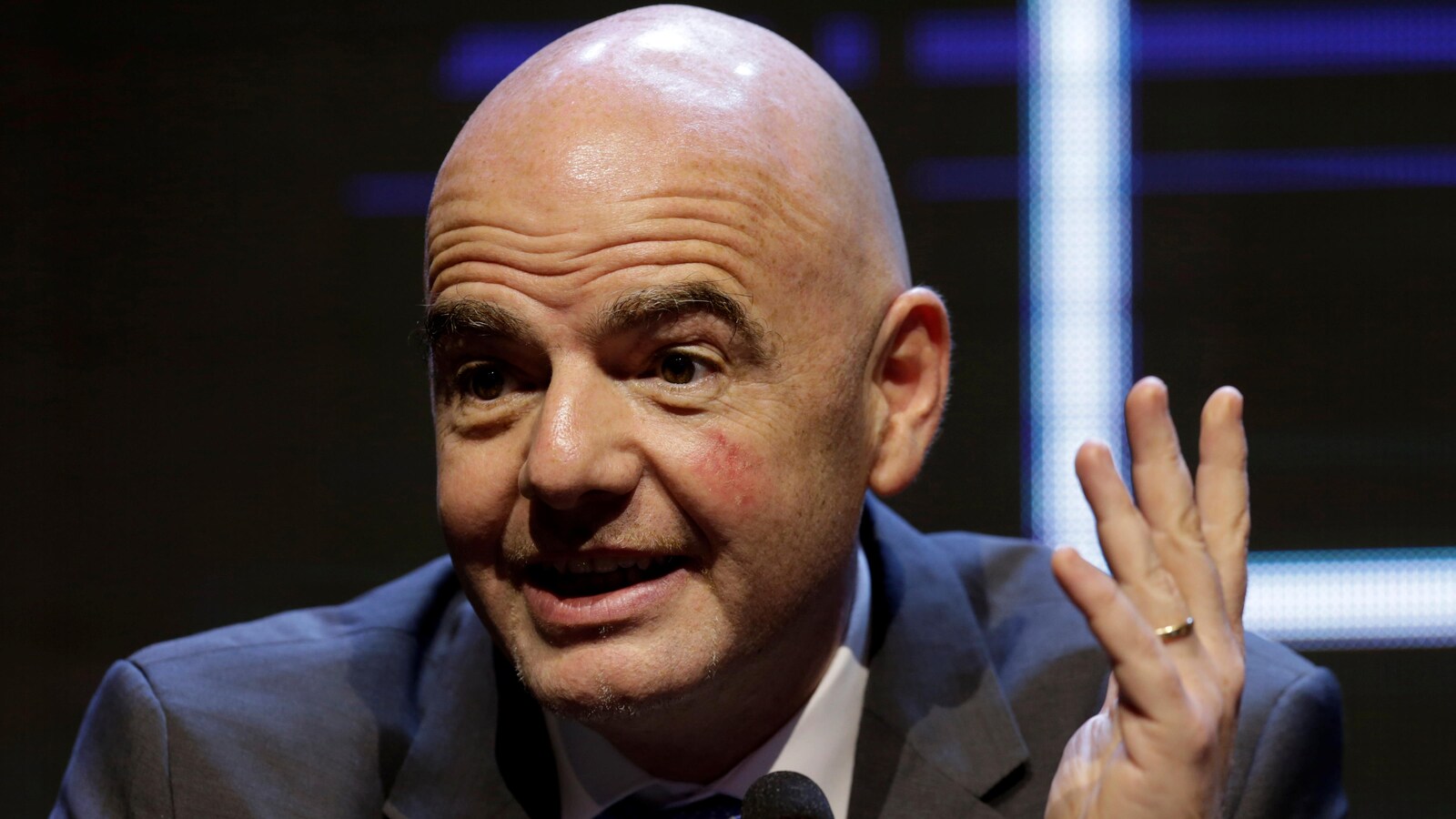 Le président de la FIFA, Gianni Infantino, en conférence de presse, répond à une question d'un journaliste.