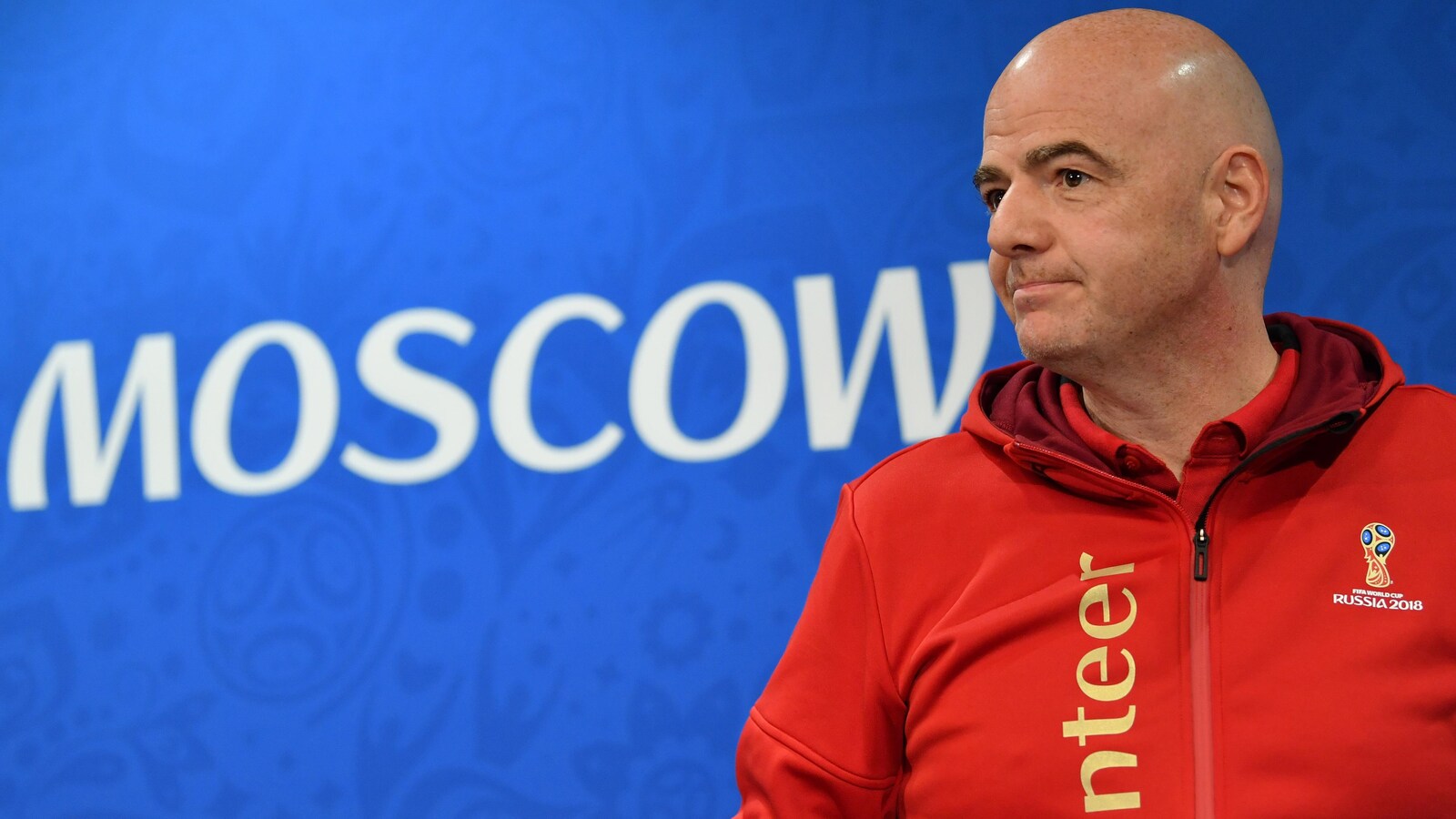 Gianni Infantino s'adresse aux journalistes lors d'une conférence de presse à Moscou.