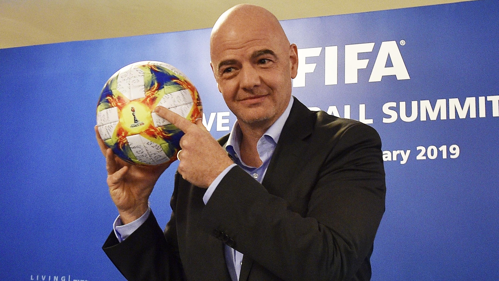 Gianni Infantino présente le ballon officiel de la Coupe du monde 2019 de soccer féminin.