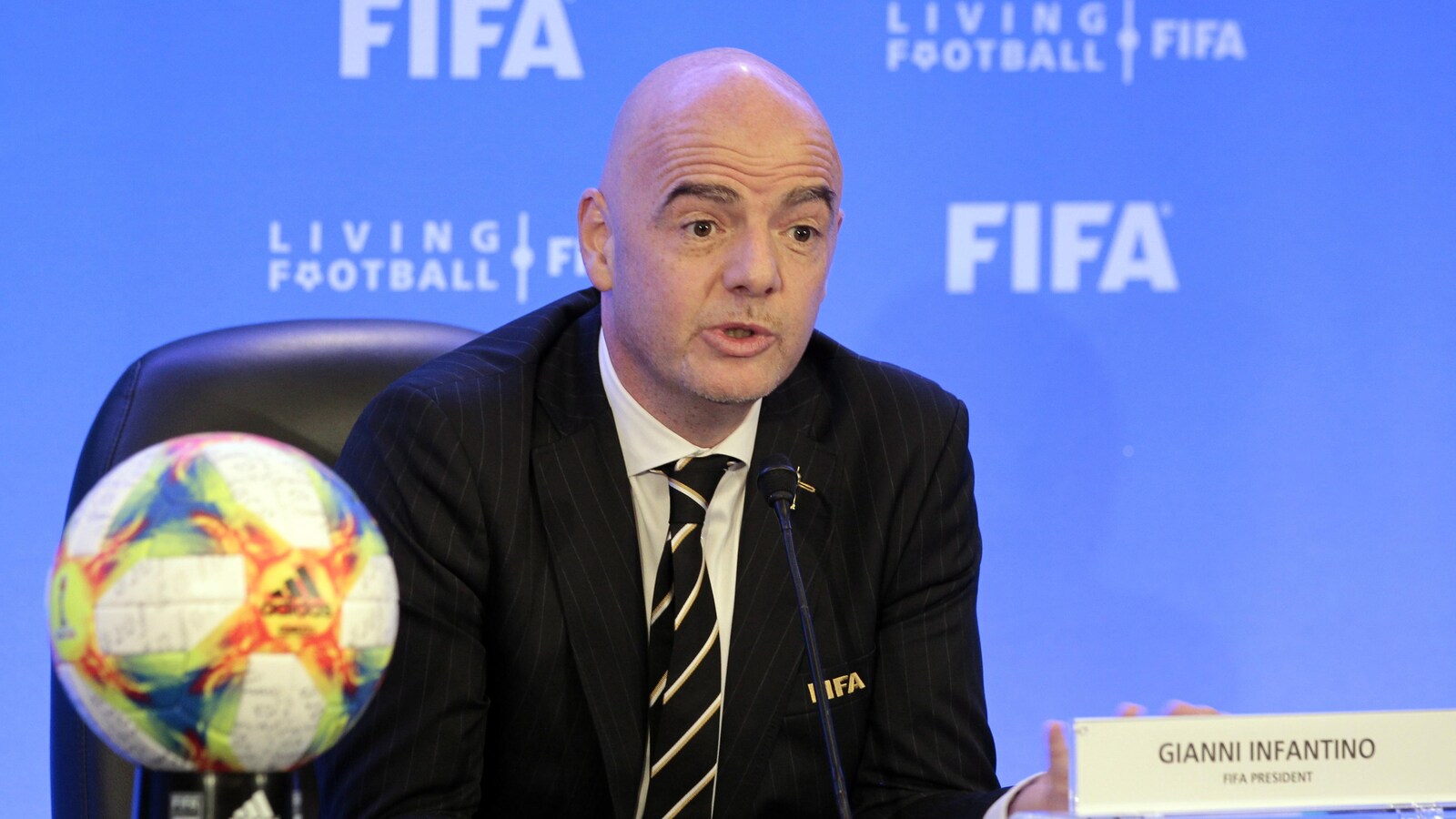 Gianni Infantino s'adresse aux médias pendant une conférence de presse à Miami, en marge d'une rencontre du conseil de la FIFA.