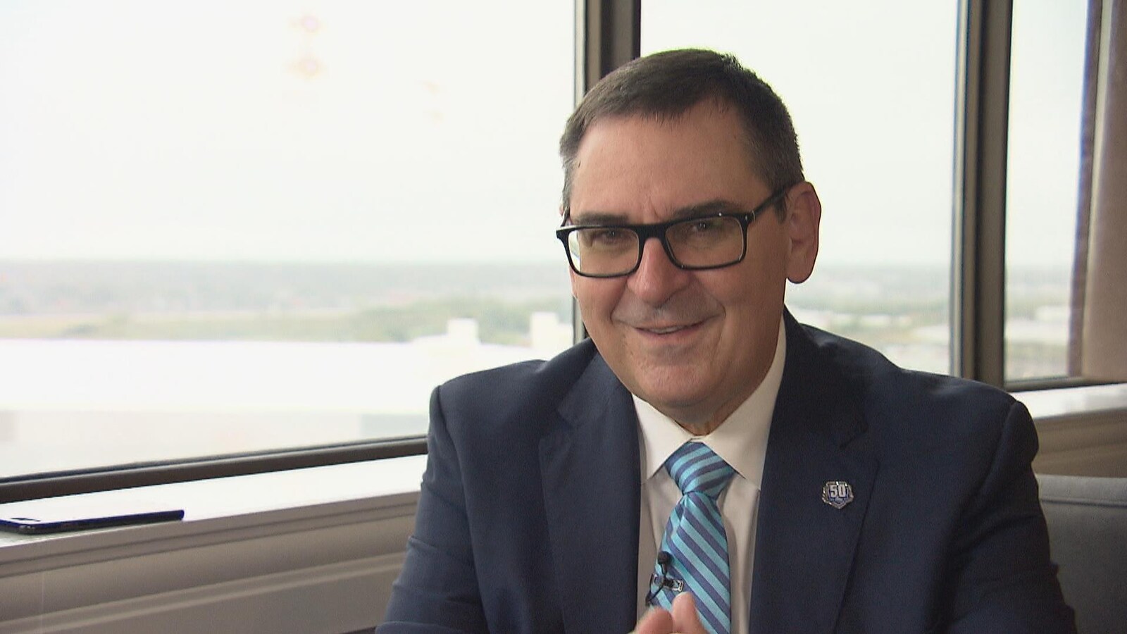 Gilles Courteau en entrevue et il est souriant