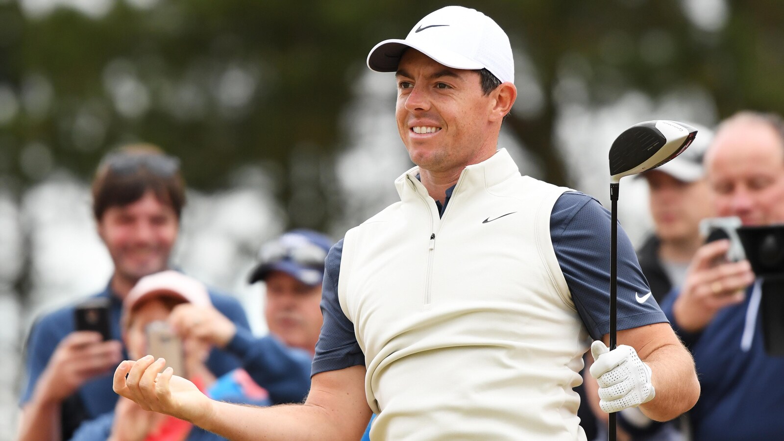 Rory McIlroy réagit à son coup de départ au 12e trou de l'Omnium britannique à Carnoustie en Écosse, le 18 juillet 2018.
