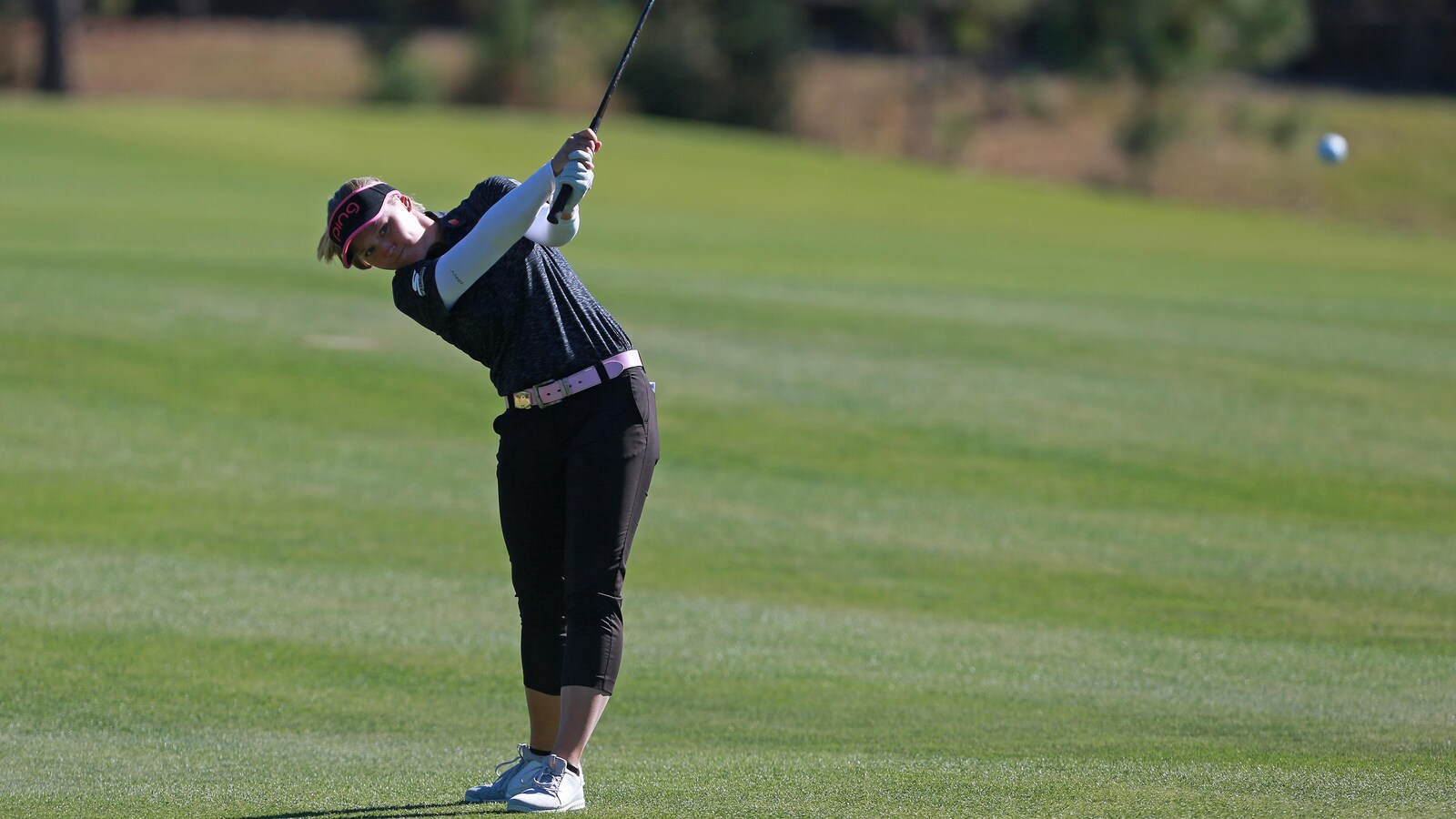 La Canadienne Brooke Henderson frappe son deuxième coup au septième trou de son deuxième parcours à Orlando.