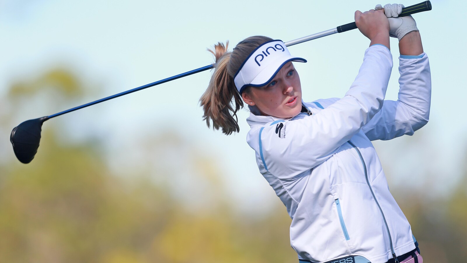 Brooke Henderson regarde sa balle après son coup de départ au quatrième trou à Orlando.