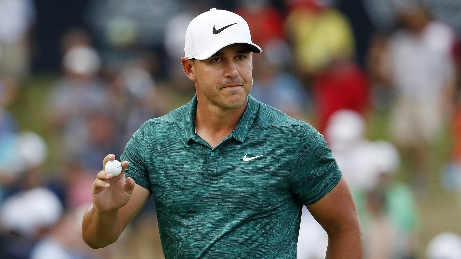 Il salue la foule après avoir réussi un oiselet au 15e trou lors de la dernière ronde du Championnat de la PGA.