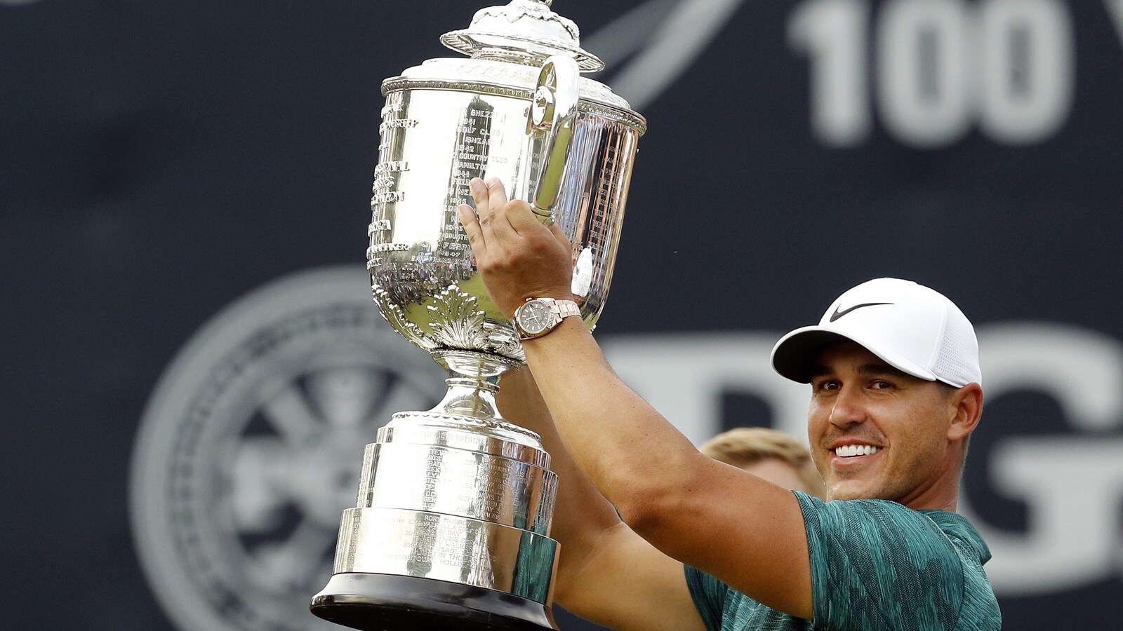 Brooks Koepka soulève le trophée Wanamaker à titre de champion de la PGA.