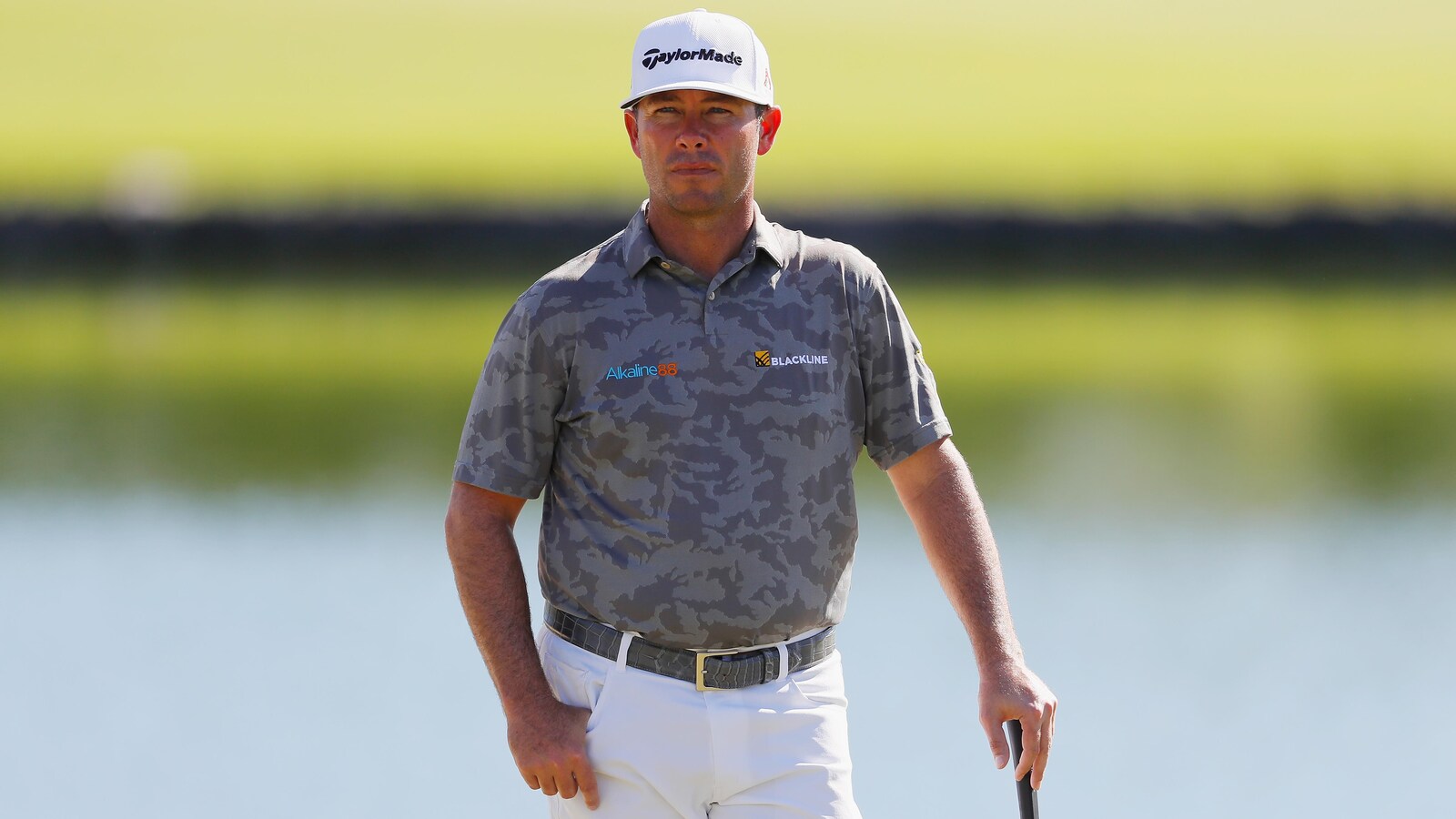Chez Reavie pose sa main sur son fer droit sur le troisième vert à Honolulu.