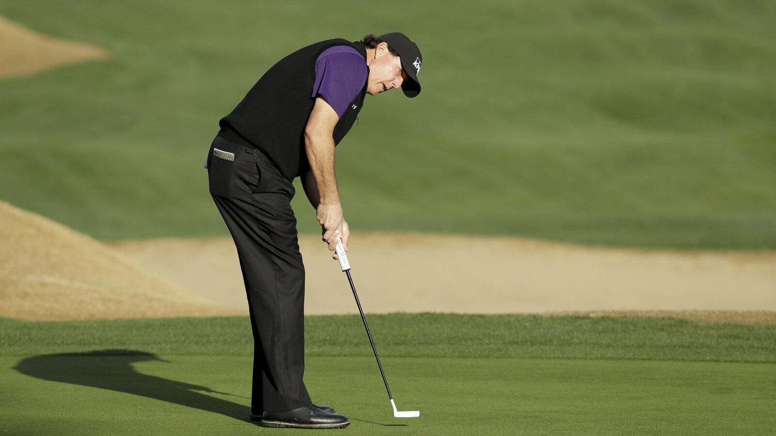 Phil Mickelson regarde sa balle après son coup roulé sur le 10e vert à La Quinta, en Californie.