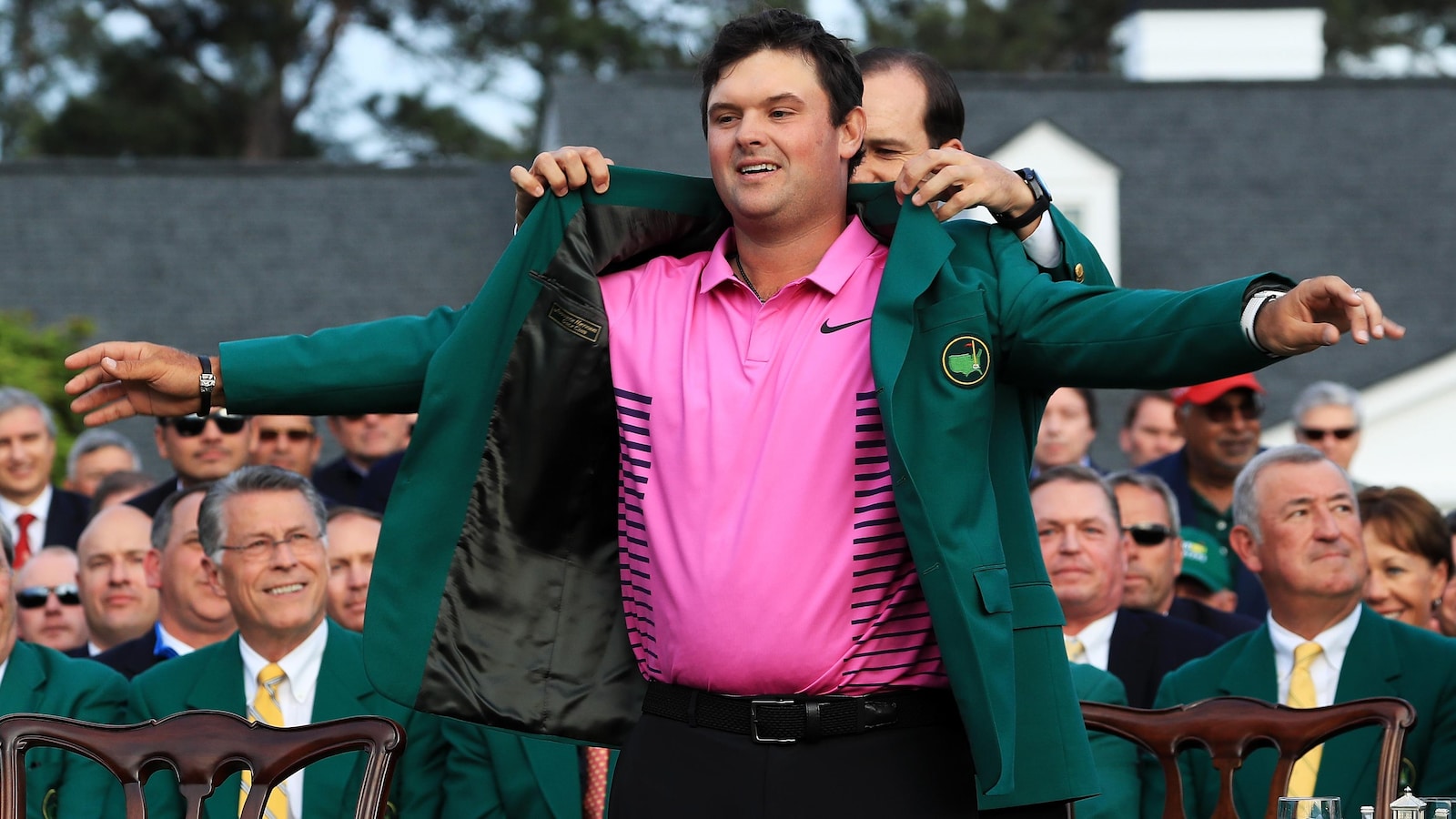 Patrick Reed reçoit son veston vert après son gain au Tournoi des maîtres.