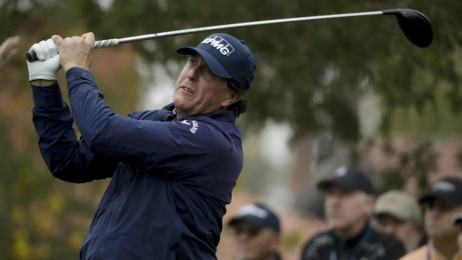 Phil Mickelson observe la trajectoire de sa balle après son coup de départ au cinquième fanion à La Quinta, en Californie.