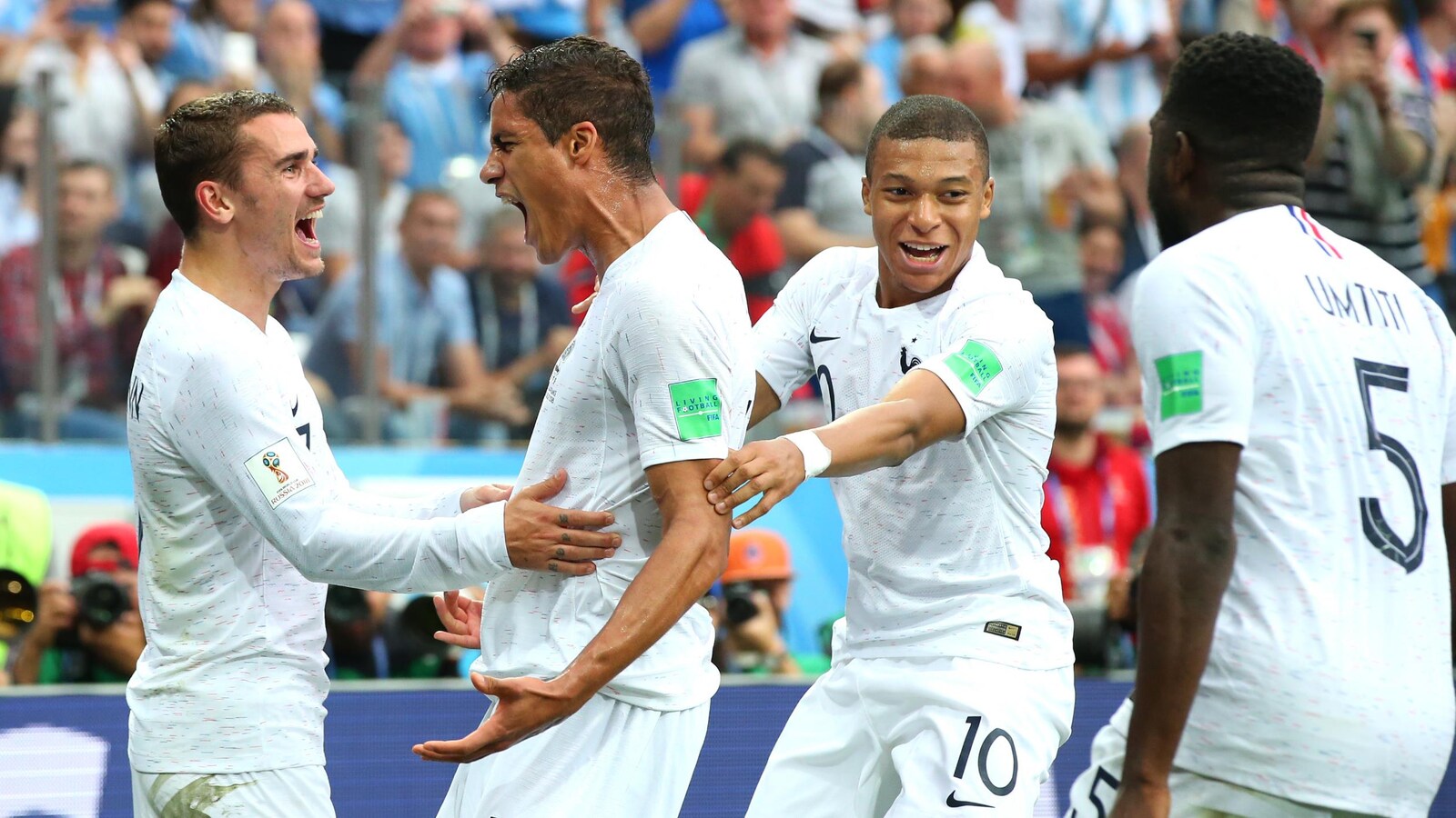 Il est en liesse en compagnie de Raphaël Varane, Kylian Mbappé et Samuel Umtiti.