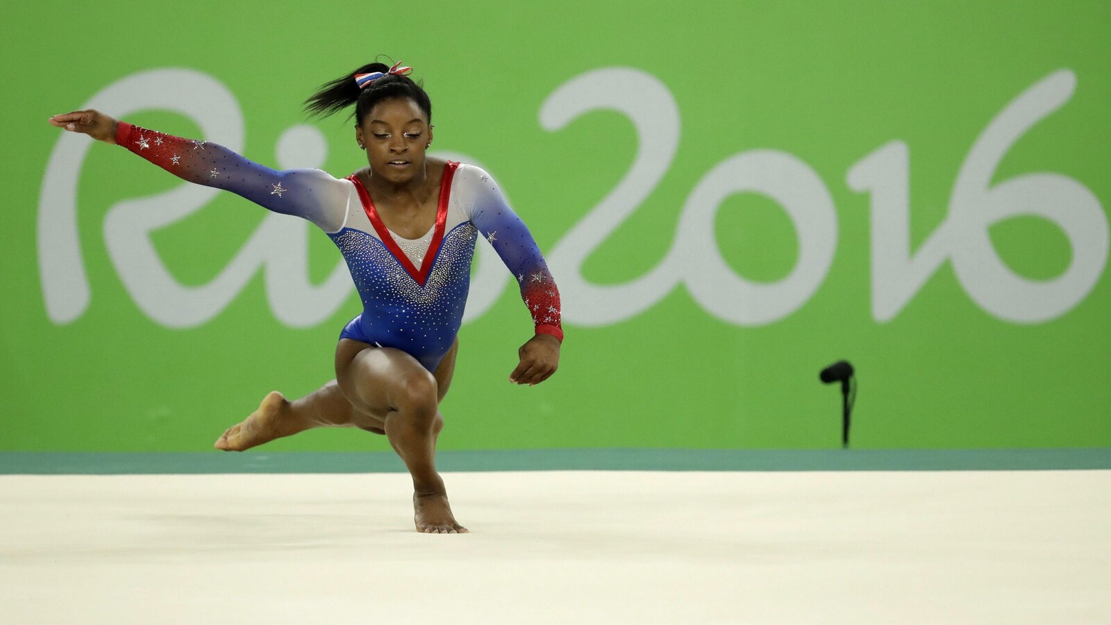 Simone Biles réalise une figure dans le concours au sol des Jeux de Rio, en 2016.