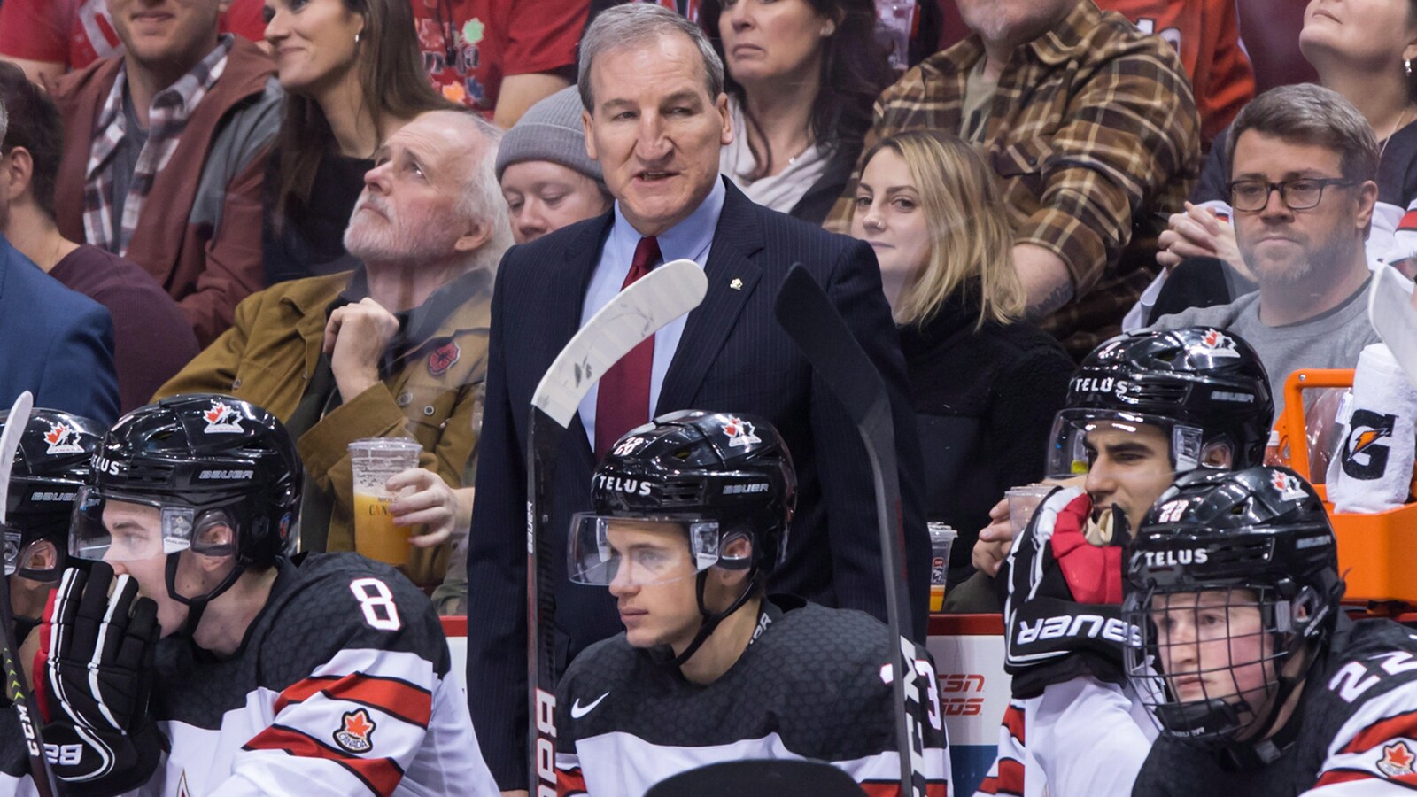 Tim Hunter et Alexis Lafrenière au banc d'Équipe Canada junior